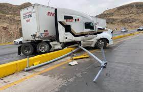 Trailer Brinca Camellon Tras Derrapar En Carretera La Opcion De Chihuahua