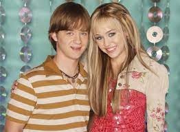 Jason earles (jackson stewart) after hannah montana, earles joined mateo arias —brother of his hanna montana costar moises arias— in the disney xd comedy kickin' it. 40 Geburtstag So Sieht Hannah Montanas Bruder Jackson Heute Aus Starzip