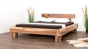 Ab einem maß von 160 x 200 cm ist das bett aus massivholz auch für zwei personen geeignet. Das Balkenbett Aus Schweizer Holz Mit Liebe Zum Detail