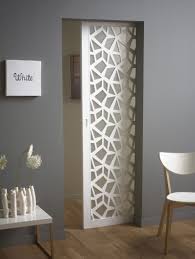 Retrouvez un large choix de marques et de références. Une Porte Coulissante A Motifs Qui Laisse Passer La Lumiere Leroy Merlin Porte Coulissante Interieur Interieur De La Chambre Portes Vitrees Interieures