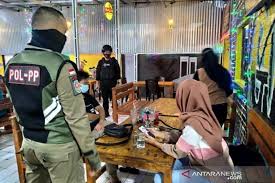 Badan pengawas pemilu ( bawaslu) mencatat, terdapat 375 pelanggaran protokol protokol yang dimaksud yaitu 3m, menggunakan masker, mencuci tangan dan menjaga jarak. Kafe Dan Pasar Di Palembang Sasaran Utama Razia Protokol Kesehatan Antara News Sumatera Selatan