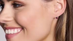 Brincos de lágrima em prata 925 com zircônia cúbica e rubi