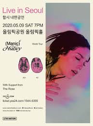 Keduanya juga menunjukkan pose yang sama dengan melipat kedua tangan mereka. The Rose Akan Tampil Sebagai Bintang Tamu Spesial Dalam Konser Halsey Di Seoul Koreanindo
