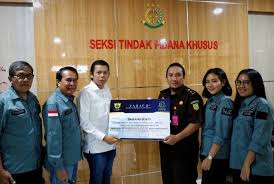 Kejaksaan menyimpulkan tak terbukti unsur penistaan agama. Bea Cukai Jakarta Serahkan 130 Ton Miras Ke Kejaksaan Republika Online