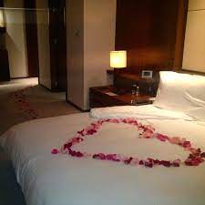 A Path Of Rose Petals Leading A Trail To Bed At Langham Place Fifth Avenue Rose Petals Flower Decorations Bed Decor