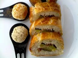 Patate, carote e zucchine brenda la cottura al vapore permette di mantenere inalterate le proprietà nutritive delle verdure, preservandone in particolare le vitamine. Ricetta Sushi In Crosta Di Sfoglia Con Zucchine Al Vapore E Speck Ricette Di Fragolosi