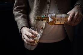 Pouring Macallan Whisky Macallan Whisky Whisky Star Fashion