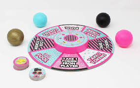 Surprise!, 4 tarjetas de mascota, 18 tarjetas surprise!, 49 insignias de muñeca (37 estrellas y 12 emojis), dado, paquete de dinero e instrucciones. Amazon Com L O L Surprise Shuffle Club Juego Toys Games