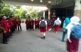 7 februari pukul 20.31 ·. Siapkan Los Siswa Baru Smpn 1 Surabaya Diajak Keliling Sekolah Suara Surabaya