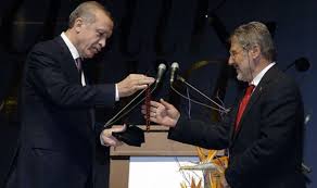 Görevden af talep eden ve cumhurbaşkanı recep tayyip erdoğan tarafından bu talebi kabul edilen hazine ve maliye bakanı berat albayrak'ın babası yazar sadık albayrak, bilinçli ve organize olarak günlerdir şer odakları tarafından sürdürülen iftira ve karalama kampanyalarına yaptığı açıklamayla. Istifada Carpici Iddialar