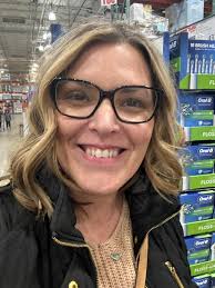 I need help finding a new hair style. This is my hair when I style it and  one pic just washed and dryed. I like it but it's been the same for