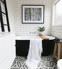 Carrelage Metro Blanc Baignoire Ilot En Noir Et Blanc Et Un Porte Serviette Echelle Da Decoration Salle De Bain Salle De Bain Noir Et Blanc Baignoire Sur Pied