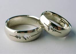 A Couple Had Their Wedding Rings Engraved With A Waveform Of Their Own Voices Saying I Do Unusual Wedding Rings Engraved Wedding Rings Wedding Rings