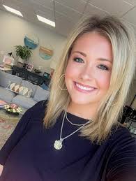 🪧 Stephanie Boggs, REALTOR®️ stopped by to get a sign for her new listing  she is working on! Stay tuned! 👀 Stephanie Boggs, Sales Associate  (304)667-0424 Alisha Patterson, Broker (304)520-4065 ☎️  #stephanieboggsrealtor #