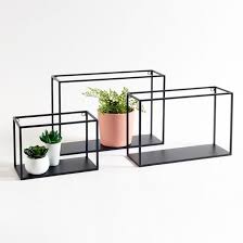 Les 3 Etageres Murales En Metal Hiba Des Lignes Legeres Et Discretes Donnent A Ces Etageres Une Petite Touch Etagere Metal Etagere Murale Metal Idees Etageres