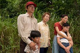 I've been missing him lately from twd a lot and i. Bild Zu Steven Yeun Minari Wo Wir Wurzeln Schlagen Bild Alan S Kim Noel Kate Cho Steven Yeun Yuh Jung Youn Filmstarts De