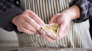 You can add herbs, spices, grated cheese and many other ingredients to create a variety of tasty accompaniments to stews and soups. Dumplings Rezept So Gelingen Die Teigtaschen Stern De