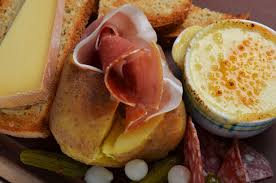 L Assiette Montagnarde Une Pomme De Terre Cuite Au Four Jambon Cru Jambon Cuit Pave Nature Cornichons Croutons Sauce F Salade Melee Croutons Jambon Cru