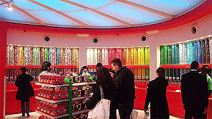 Ici vous pouvez acheter du merchandising de toutes sortes: M M S World Piccadilly Circus Centre Touristique Londres Routard Com