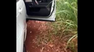 Bucetuda de perna aberta no carro esperando para ser fodida - XNXX.COM