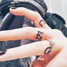 Hayley Williams S Newest Tattoos And Engagement Ring Hayley Williams Tattoos Finger Tattoos Tattoos