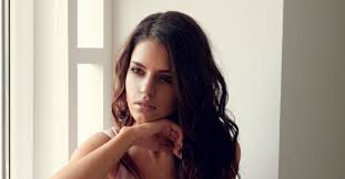The only problem usually found with this is that when the individual has very wavy or frizzed hair, the overall look becomes triangular. The Perfect Haircuts For Thick Frizzy Hair John Frieda