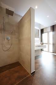 Fertighaus Wohnideen Raffinierter Grundriss Im Badezimmer Mit Bodengleicher Dusche Musterhaus Haus Badgestaltung