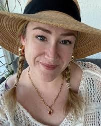 Amelia Rees's Instagram, Twitter & Facebook