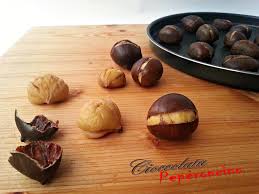Le castagne cotte al forno o arrostite (caldarroste) sono imbattibili… ma anche al microonde vengono buone e soprattutto veloci da preparare! Castagne Al Microonde