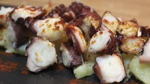 El pulpo es un gran ingrediente que aparece en un sinfín de recetas, pero ninguna tan emblemática como la que inventaron los gallegos, el pulpo a la gallega. Pulpo A La Gallega En 3 Minutos Youtube