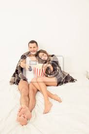 Im bett waschen to give sb. Mann Und Verliebte Frau Die Film Mit Popcorn Im Bett Aufpassen Fototapete Fototapeten Myloview De