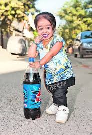 Îmi face plăcere să stau cu cel mai înalt om din lume. Cea Mai MicÄ Femeie Din Lume Vrea La Bollywood Tabu