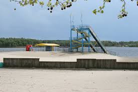 In het gebouw zitten het zwembad en ee. Beekse Bergen Hilvarenbeek Mapio Net