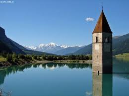L Eglise Du Village De Graun Engloutie Dans Le Lac De Resia Italie Insolite Ce Clocher Qui Laisse Decouvrir Ce Vi Ville Fantome Voyage Autour Du Monde Lieux