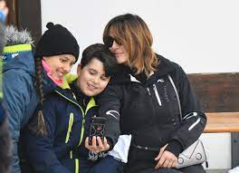 Di recente si era parlato di una crisi tra l'ex ragazza di non è la rai e l'allenatore della juventus ma le. Ambra Angiolini E In Vacanza Con I Figli A Cortina Tutte Le Foto