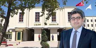 O günün kaldığım sabahın ertesi sabahı kahvaltı sofrasında biri yanıma geldi, merhaba ben sezgin baran korkmaz dedi. Sedat Peker Saat Verdi Sezgin Baran Korkmaz 5 Aralik Ta Icislerine Cagirilmis 6 Aralik Ta Yurtdisina Kacmis Partihaber