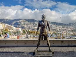 Belgium announce themselves as contenders while england leave it late. Madeira Touristen Fassen Der Ronaldo Statue In Funchal An Den Penis