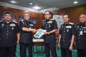 Disinfeksi semasa operasi penguatkuasaan semua pegawai termasuk ketua pengarah imigresen yang menyertai operasi ini juga disembur. Imigresen Malaysia On Twitter Majlis Pelancaran Prosedur Kualiti Operasi Dan Prosedur Kualiti Sokongan Disempurnakan Oleh Ketua Pengarah Imigresen Ybhg Dato Indera Khairul Dzaimee Bin Daud 21 Januari 2020 Ibu Pejabat Jabatan Imigresen