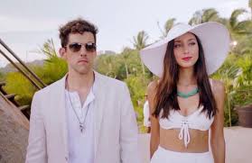 When the patriarch of a prominent family dies, his heirs battle to determine who will gain control of his beloved soccer team: A Quien Estas Buscando Club De Cuervos Wiki Fandom