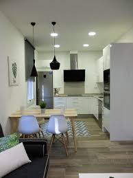 Consulta precios reales de reformas cocinas en barcelona en base a 21.000 presupuestos. Reforma Integral Con Cocina Abierta Al Salon En Calle Vilamari Barcelona Por Acces Cocina Integrada En Salon Mesa Y Sillas Cocina Muebles De Cocina Modernos