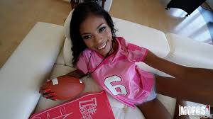 Milf seduced by sly masseuse жанр: Massagecreep Com Milf Seduced By Sly Masseuse Diamond Foxxx 2011 Oil Xxx Online