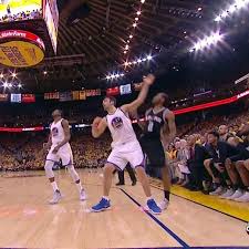 Kawhi leonard's right knee is now a major concern for the los angeles clippers. Zaza Pachulia Slid Under Kawhi Leonard S Injured Ankle To Knock Him Out Of Game 1 Sbnation Com