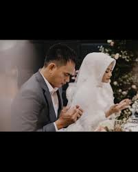 Namun sayangnya di tahun 2007 mereka berdua resmi bercerai karena suatu permasalahan. 14 Tahun Sendiri Ikke Nurjanah Resmi Menikah Banyakberita Com