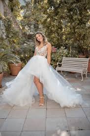 Sie knnen einfach bei uns nicht nur traditionelle sondern auch modische und moderne hochzeitskleider. White Silhouette Bridal Store Fur Kreative Braute Brautkleider Gesponsert Hochzeitstrends Farben