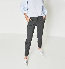 Ajoutez une note élégante à votre tenue avec ce pantalon gris à carreaux. Epingle Sur Xo