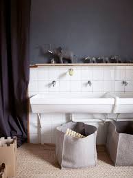 Une Seconde Vie Pour Ces Anciens Lavabos D Ecole Dans Nos Maisons Apres Avoir Lave Des Milliers De Deco Salle De Bain Salle De Bain Enfant Salle De Bain Retro