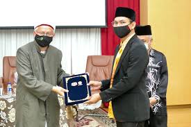 Sahibus samahah mufti wilayah persekutuan turut berkesempatan melaporkan pencapaian semasa serta perancangan pejabat mufti wilayah persekutuan dalam menambah baik pengurusan dan penyelidikan berkaitan kefatwaan, katanya menerusi kenyataan. 52 Orang Pegawai Penyelidik Baharu Di Pejabat Mufti Wilayah Persekutuan Mira