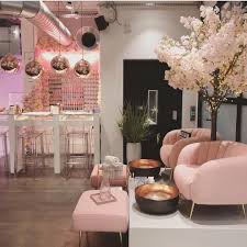 La Imagen Puede Contener Personas Sentadas Mesa E Interior Salon Interior Design Nail Salon Design Salon Interior