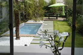 Die gliederung des grundstücks in terrasse, rasenfläche und beete kann beispielsweise durch einen gepflasterten weg gekennzeichnet werden. Pool Fur Kleinen Garten Modern Und Minimalistisch Gestalten Pool Fur Kleinen Garten Kleiner Garten Kleine Hinterhof Pools