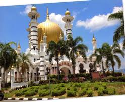 Karena banyaknya tiang tiang penopang di masjid ini, masyarakat setempat menyebut masjid agung ini sebagai masjid seribu tiang, meski bila dihitung jumlahnya tak sampai seribu. Gambar Pintu Gerbang Masjid Home Desaign
